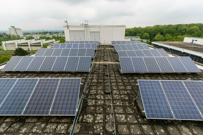 Eine Solaranlage auf dem Dach der Hochschule Ludwigsburg