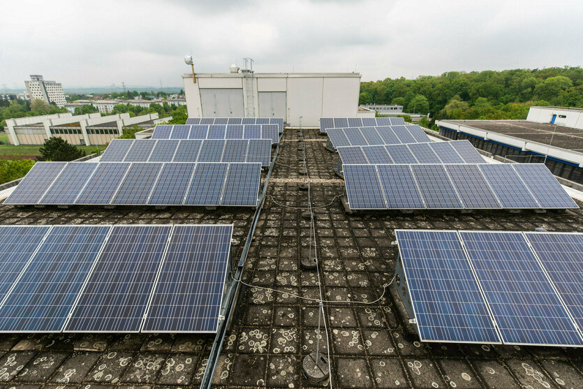 Eine Solaranlage auf dem Dach der Hochschule Ludwigsburg