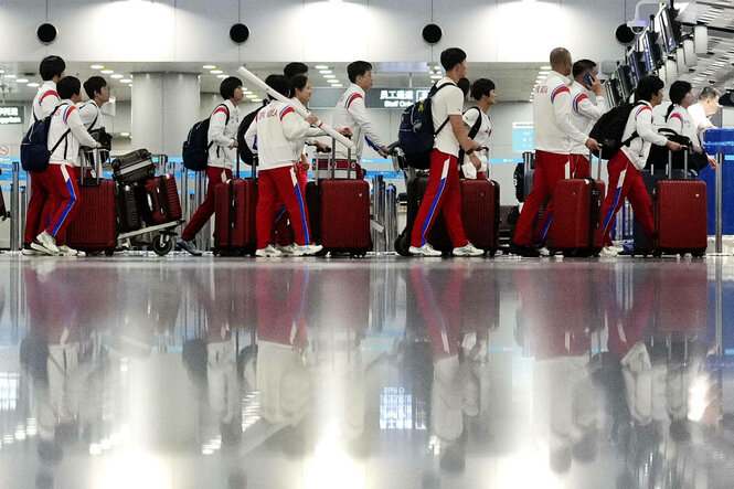Sportler mit Koffern am Flughafen