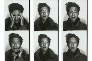 Sechs Schwarzweißaufnahmen einer Frau, die verschiedene Gesichtsausdrücke zeigt. Auf einigen Aufnahmen wirkt sie traurig.