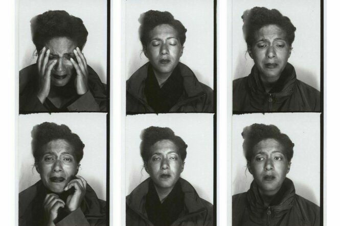 Sechs Schwarzweißaufnahmen einer Frau, die verschiedene Gesichtsausdrücke zeigt. Auf einigen Aufnahmen wirkt sie traurig.
