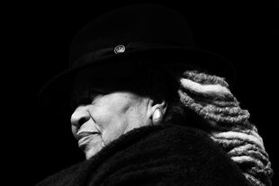 schwarz-weißes Foto von einer Frau mit Dreads, nur die Hälfte des Gesichts ist sichtbar