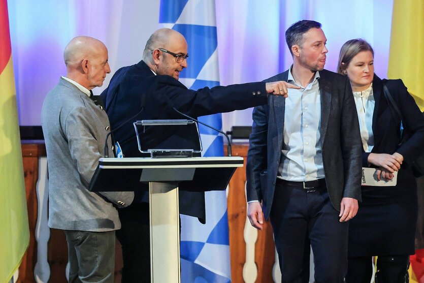 Der Vize-Landesvorsitzende Martin Böhm (AfD, l-r), der Landesvorsitzende Stephan Protschka, Landtagsmitglied Christoph Maier und Karin Ebner-Steiner, Fraktionsvorsitzende der AfD im Bayerischen Landtag, diskutieren auf der Bühne beim Landesparteitag der AfD Bayern im Hippodrom.