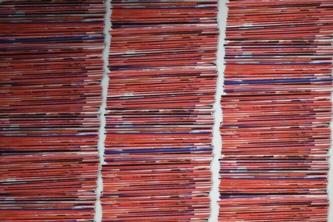 Die Magazinerücken von zu Säulen aufgetrümten Spiegeln