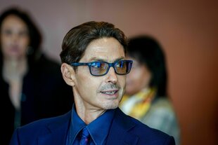 Pier Silvio Berlusconim jung wirkender Mann mit getönter Brille und spärlichem schlechten Schnauzer