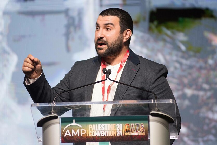 Sami Hamdi spricht an einem Vortragspult