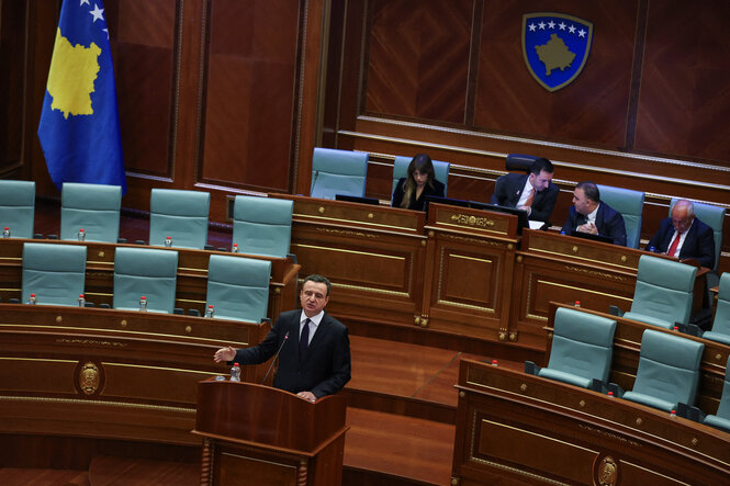 Albin Kurti spricht im kosovarischen Parlament, die Regierungsbank hinter ihm ist leer