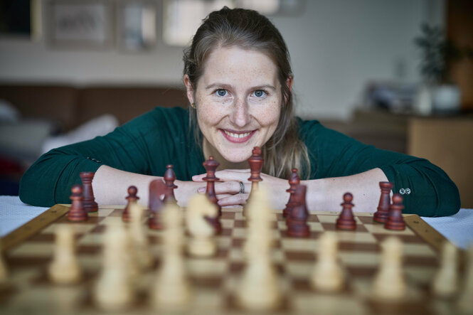 Porträt Schachgroßmeisterin Melanie Lubbe.