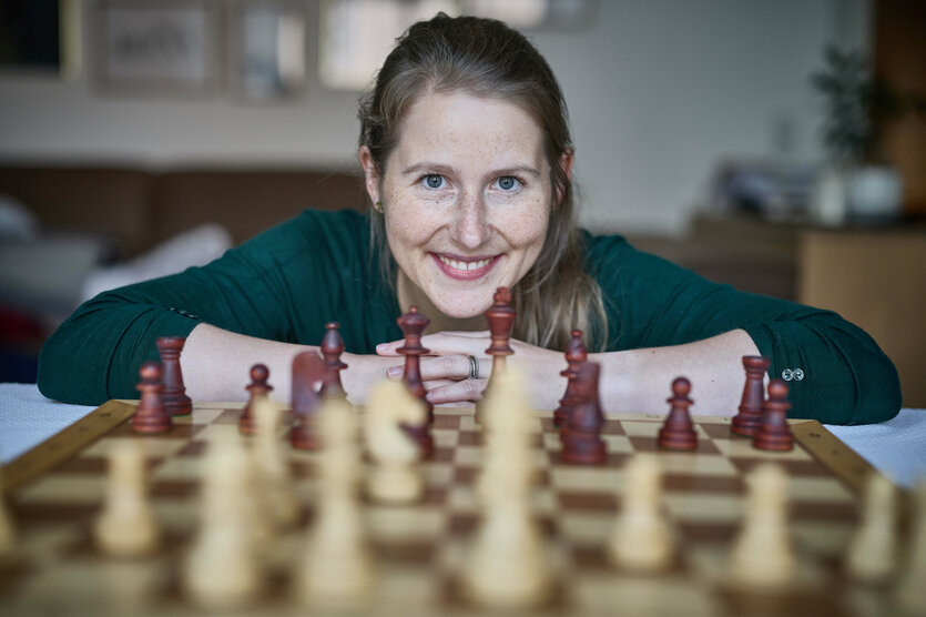 Porträt Schachgroßmeisterin Melanie Lubbe.