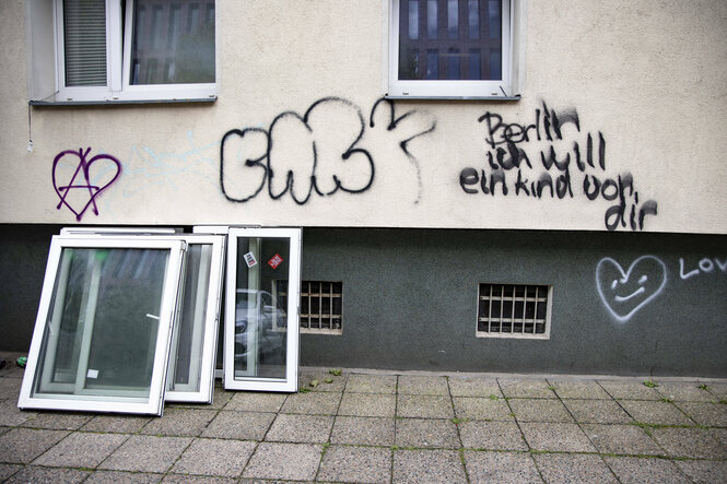 Fensterrahmen vor dem Gebäude des Hauses in der Habersaathstraße 48
