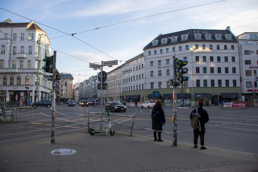 Menschen stehen an einer Straßenkreuzung