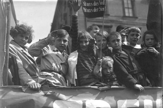 Eine schwarz-weiß Fotografie von Kindern der sozialistischen Jugend auf der 1. Mai-Demonstration 1930 in Berlin.