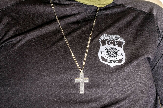 Eine Kette mit Kreuz-Anhänger