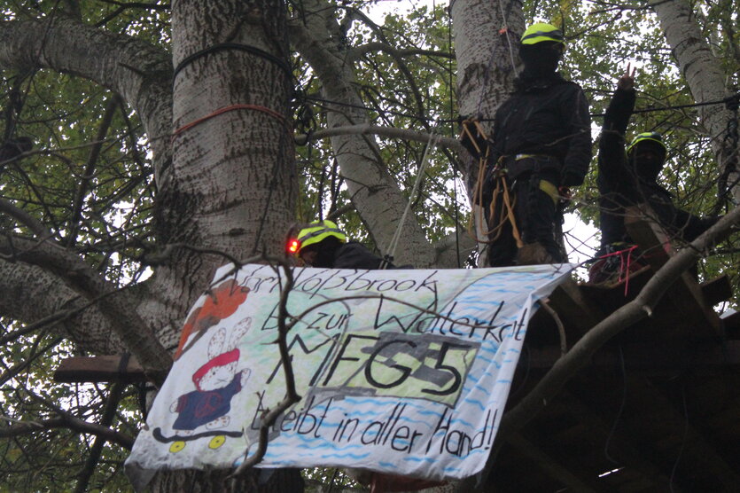Mitglieder der Turbo-Klima-Kampf-Gruppe auf einer Plattform in einem Baum auf einem ehemaligen Militärgelände in Kiel.