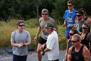 Marc Zuckerberg und andere Männer und eine Frau in Sportkleidung