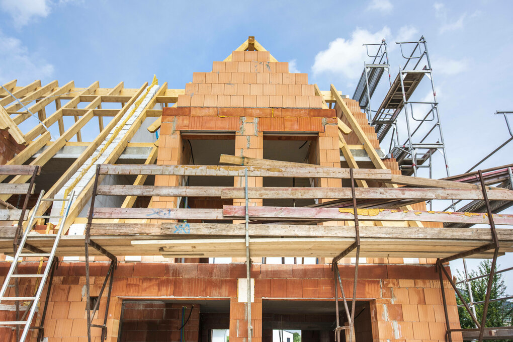 Ein Wohnhaus wird mit Ziegel errichtet