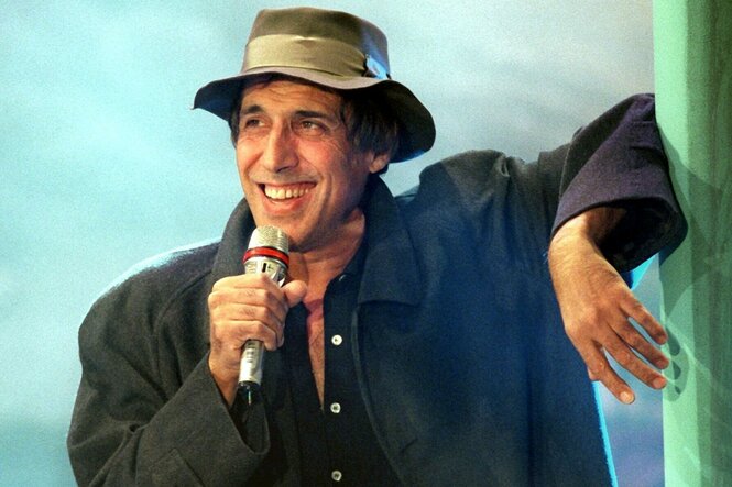 Der italienische Sänger Adriano Celentano mit Hut
