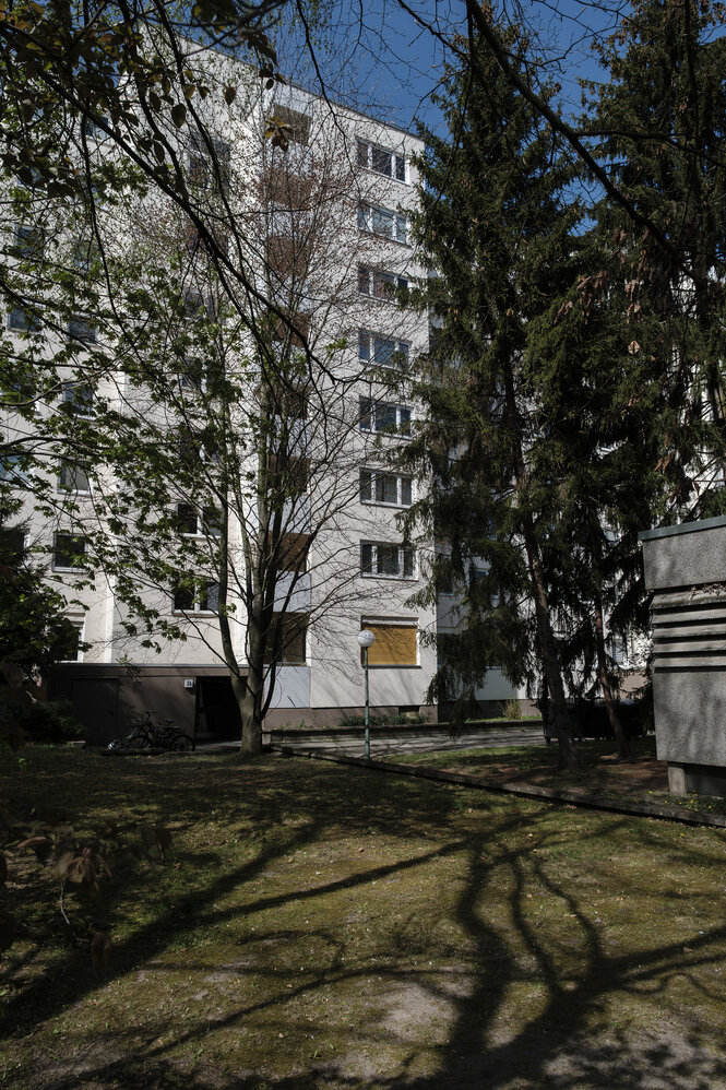 Ein Hochhaus hinter Bäumen