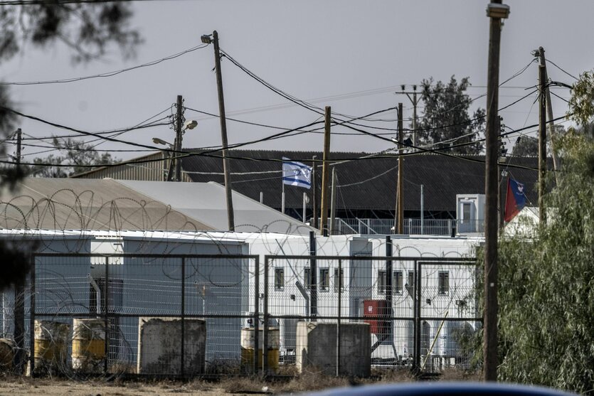 Ansicht von Gefängnisanlagen hinter Stacheldraht