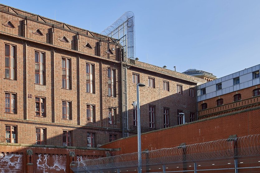 Außenansicht des Hamburger Untersuchungsgefängnisses, ein expressionistischer Backstein bau