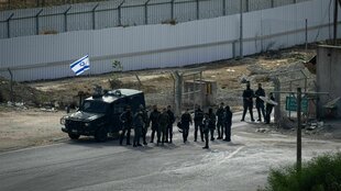 Israelische Soldaten stehen vor einem Gefängnis