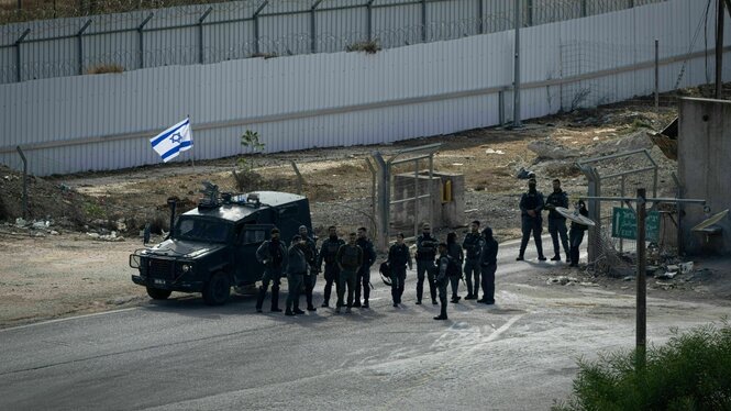 Israelische Soldaten stehen vor einem Gefängnis