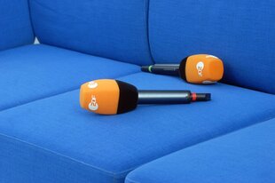 Zwei ZDF-Mikrofone auf blauem Polster