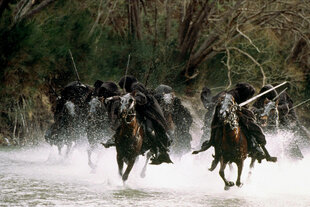 Wesen mit Kapuzen reiten durch Wasser