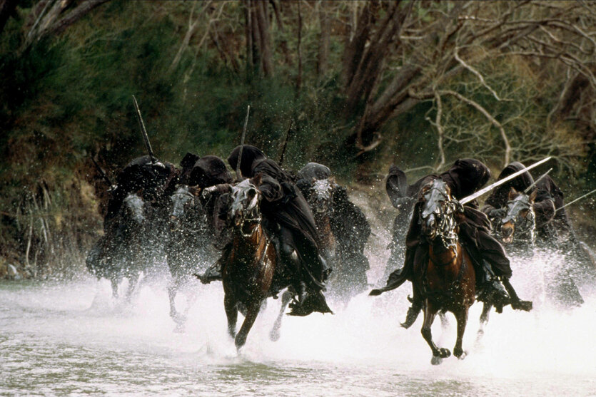 Wesen mit Kapuzen reiten durch Wasser