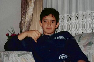 ein Junge auf einem Sofa