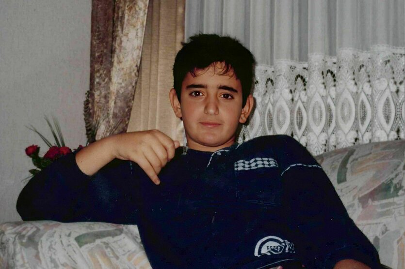 ein Junge auf einem Sofa