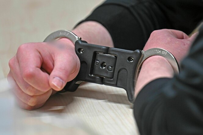 Mann in Handschellen