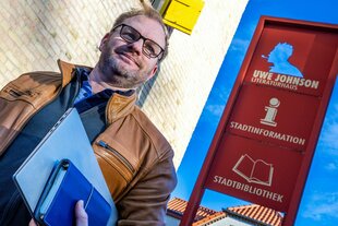 Oliver Hintz mit einer Mappe unter dem Arm