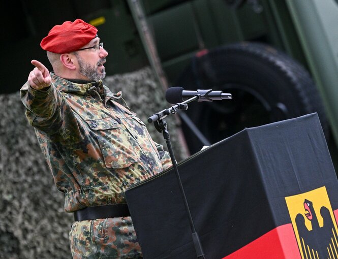 Kommandeur am Rednerpult