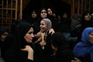 Eine Gruppe von Frauen steht aufgebracht zusammen