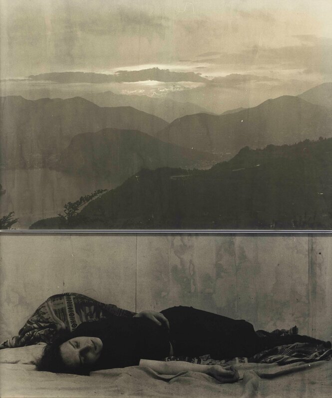 Schwarz-weiss Fotografie von Urs Lüthi, oben Luganersee, unten eine liegende Person, schwarz gekleidet auf weißem Hintergrund