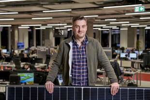 Portrait von Mario Kohle in einem Großraumbüro