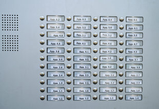 Ein Klingelschild auf dem ausschließlich Apartementnummern eingetragen sind