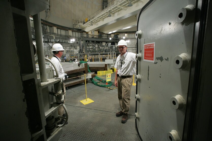 Zwei Männer mit Schutzhelmen in einem Atomkraftwerk