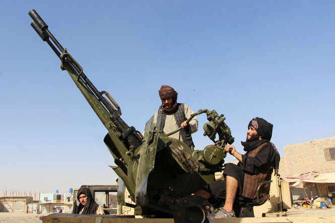 Ein Taliban-Kämpfer sitzt am 15. Oktober hinter einem Flak-Geschütz an der Grenze zu Pakistan bei Spin Boldak