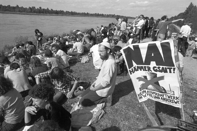 Historische Schwarz-weiß-Aufnahme von Atomkraftgenern und Atomkraftgegnerinnen