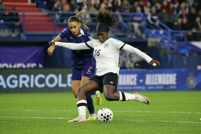 Nicole Anyomi beim Schuss, neben ihr eine französische Gegenspielerin