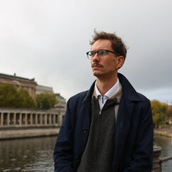 Emmanuel Schlichter steht am Spreeufer in Berlin-Mitte