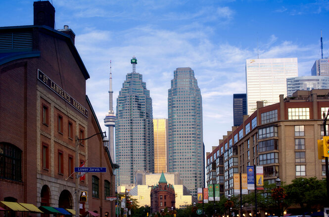 Blick auf die Skyline von Toronto, davor eine Markthalle.