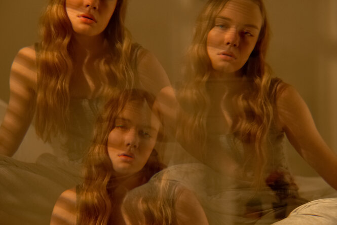 Dreifachbelichtung eines Teenagers