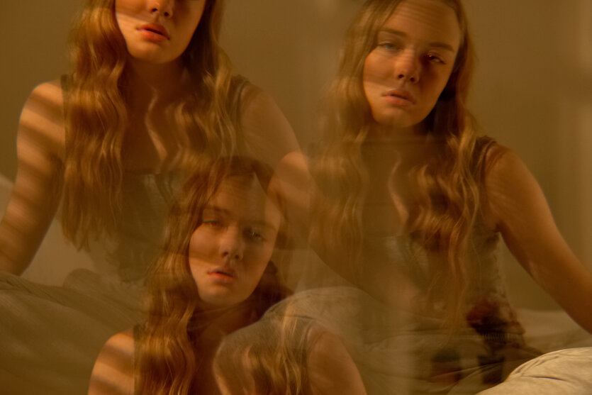 Dreifachbelichtung eines Teenagers