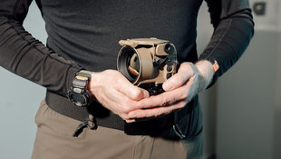 Hände halten ein technisches Gerät.