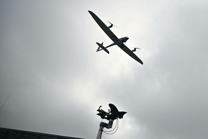 Eine fliegende Drohne.