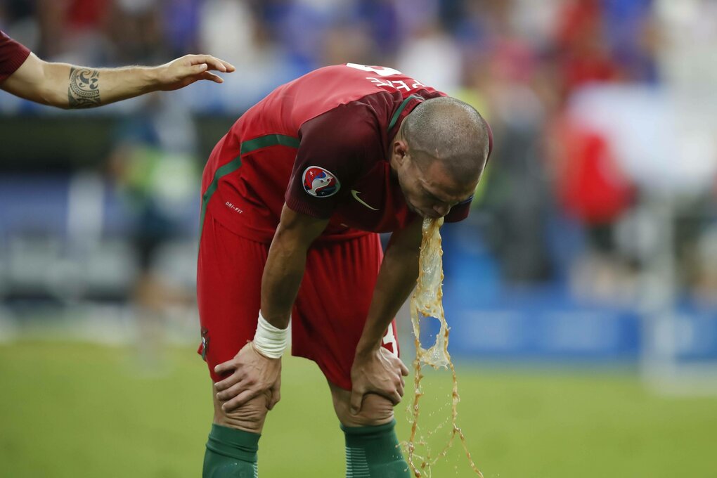Portugals Pepe kotzt auf das Spielfeld