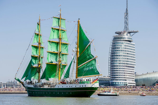 Großsegler vor der Skyline Bremerhavens